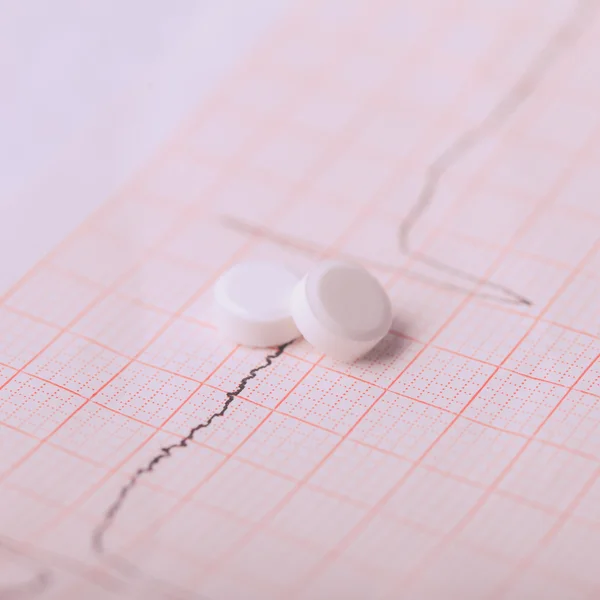 Cardiogram and nitroglycerin — Stock Photo, Image