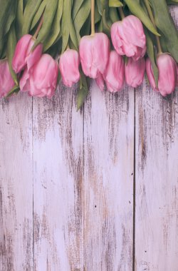 ahşap masa üzerinde pembe laleler