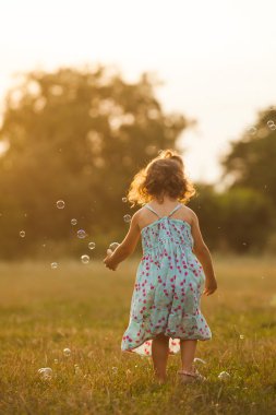kız ve kabarcıklar