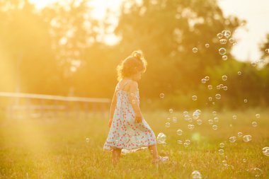 kız ve kabarcıklar