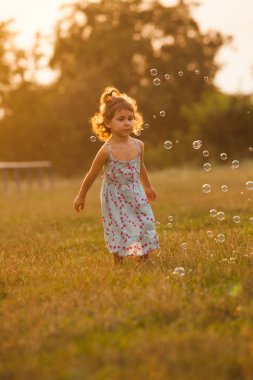 kız ve kabarcıklar