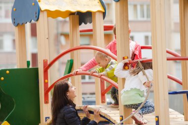 Çocuk parkındaki çocuklar 