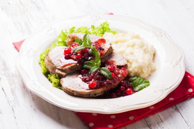 Kızılcık soslu biftek