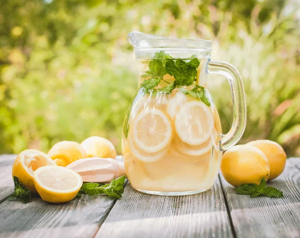 Limonada en la jarra — Foto de Stock