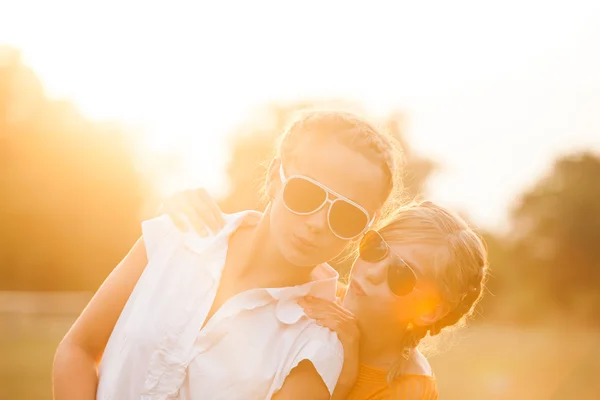 Dos chicas adolescentes — Foto de Stock