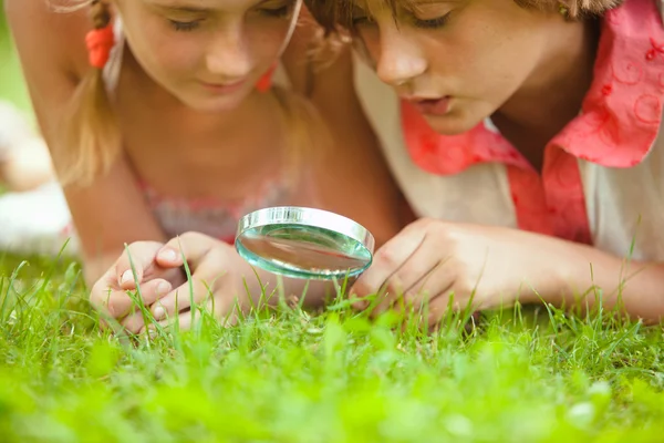 Kid with magnifying glass — Stock Photo, Image