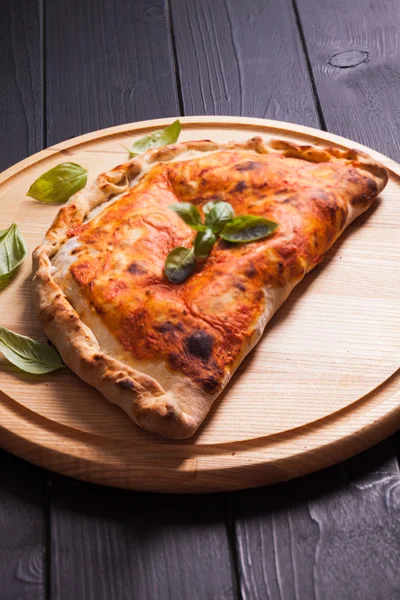 Пицца кальцоне — стоковое фото