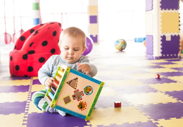 Junge spielt mit Würfel — Stockfoto