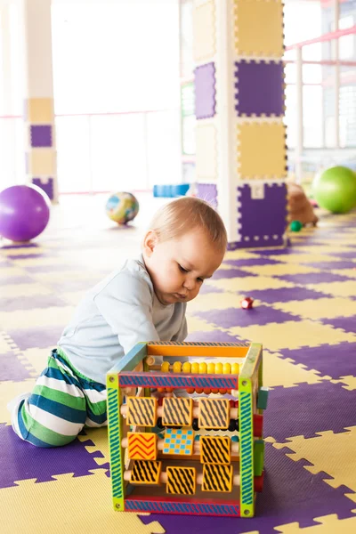 Menino brinca com cubo — Fotografia de Stock