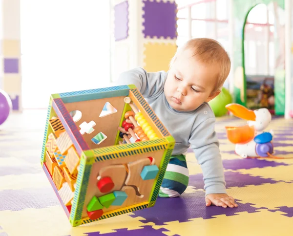 Хлопчик грає з кубиком — стокове фото