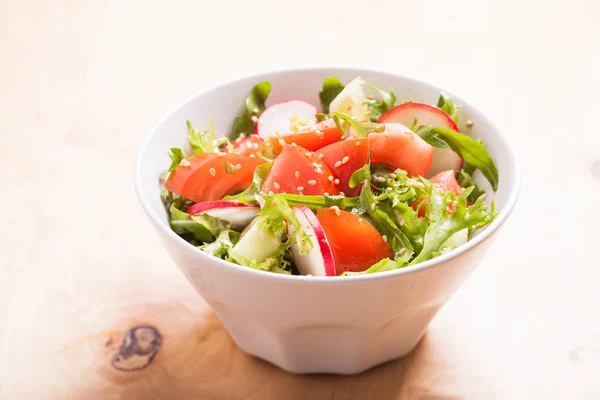 Sallad med sesamfrön — Stockfoto