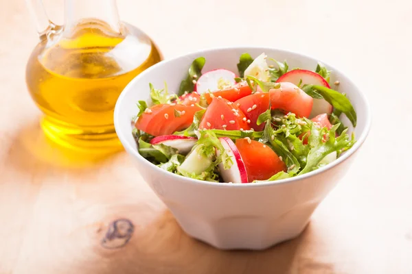 Salada com sementes de gergelim — Fotografia de Stock