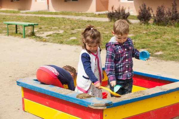 Brincando na caixa de areia — Fotografia de Stock