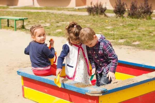 Spielen im Sandkasten — Stockfoto