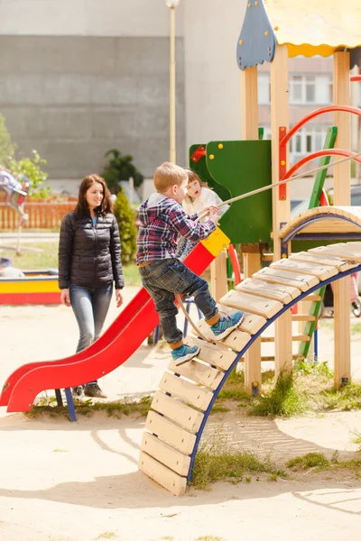 Niños en el parque infantil —  Fotos de Stock