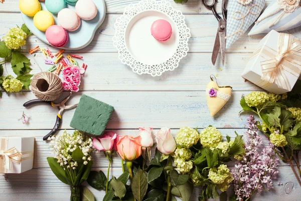 Boîte avec fleurs et macarons — Photo