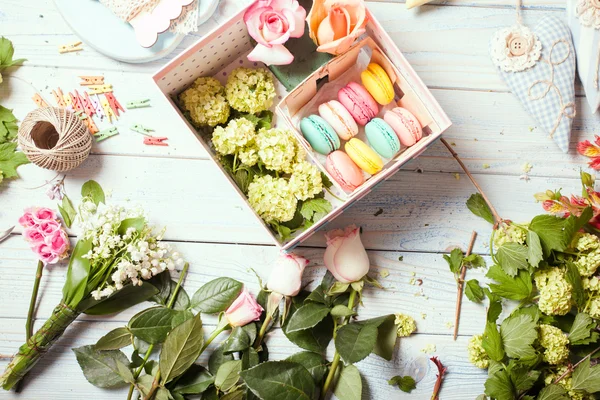 Caixa com flores e macaroons — Fotografia de Stock