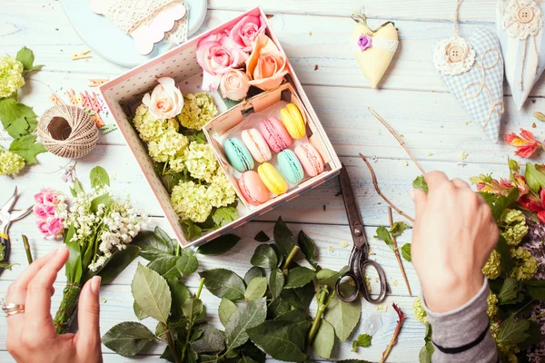 Box with flowers and macaroons — Stock Photo, Image