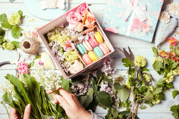 Box with flowers and macaroons — Stock Photo, Image