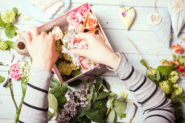 Caixa com flores e macaroons — Fotografia de Stock