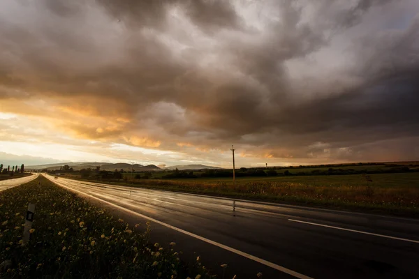 Camino húmedo y cielo — Foto de Stock