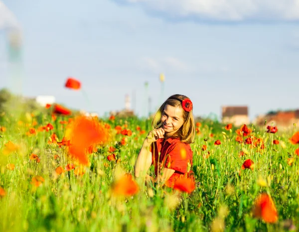 Chica en amapolas — Foto de Stock