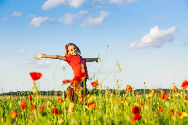 Chica en amapolas — Foto de Stock