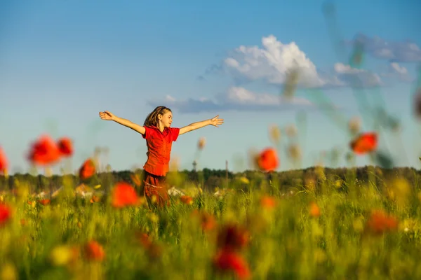 Fille en coquelicots — Photo