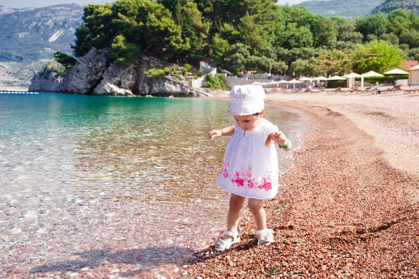 Petite fille première fois sur la plage — Photo