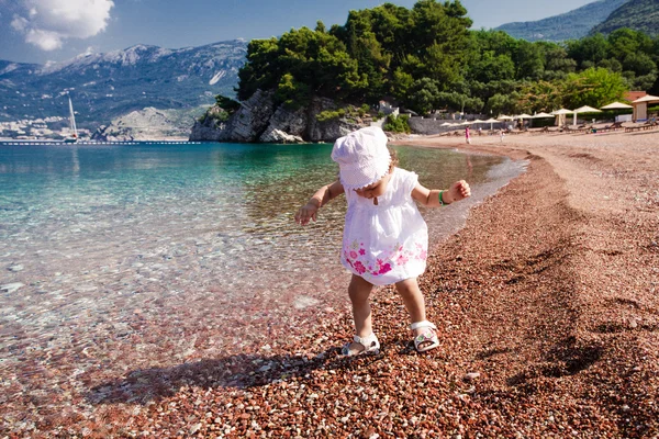 Kleines Mädchen zum ersten Mal am Strand — Stockfoto