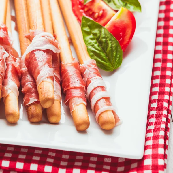 Grissini con prosciutto — Foto Stock