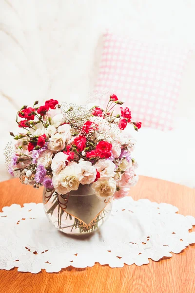在桌上的鲜花花束 — 图库照片