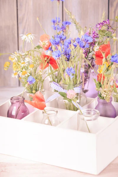 Fiori di campo in bottiglia — Foto Stock