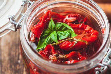 Güneş kurutulmuş domates