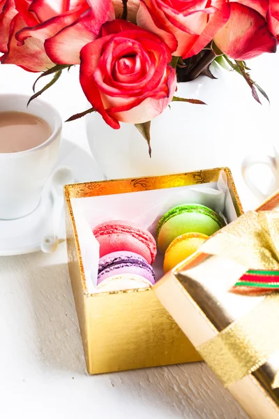 Bitterkoekjes in doos van de gift — Stockfoto