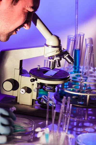 Hombre haciendo investigación — Foto de Stock