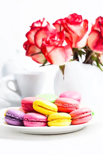 Hediye kutusunda macaroons — Stok fotoğraf