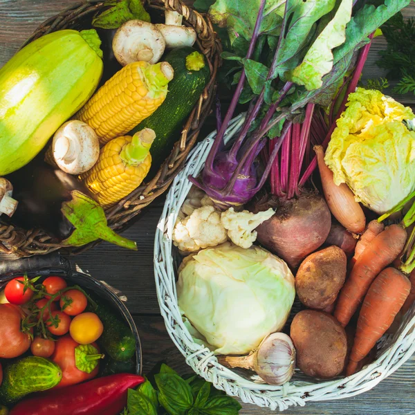 Gemüse auf Holztisch — Stockfoto