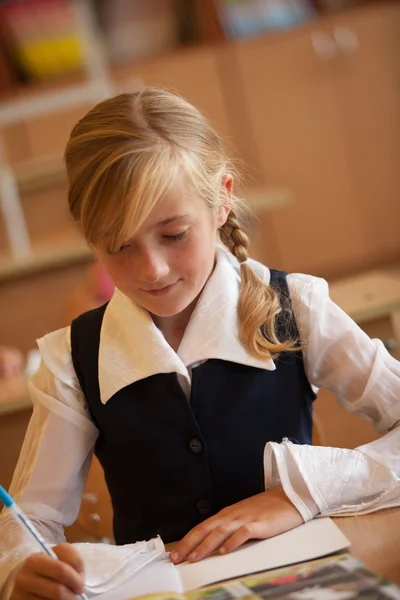 Is het bestuderen van meisje — Stockfoto