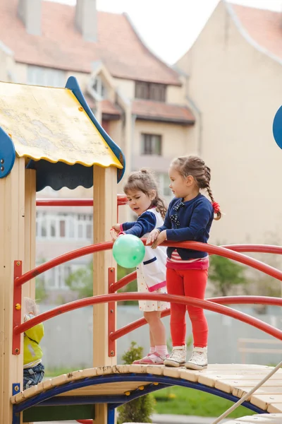 Niños en el parque infantil —  Fotos de Stock