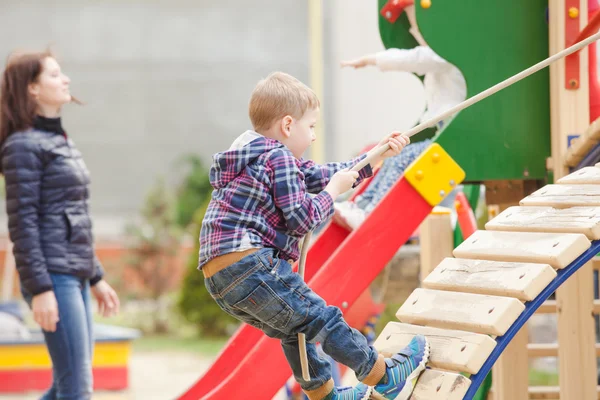 Bambini al parco giochi — Foto Stock