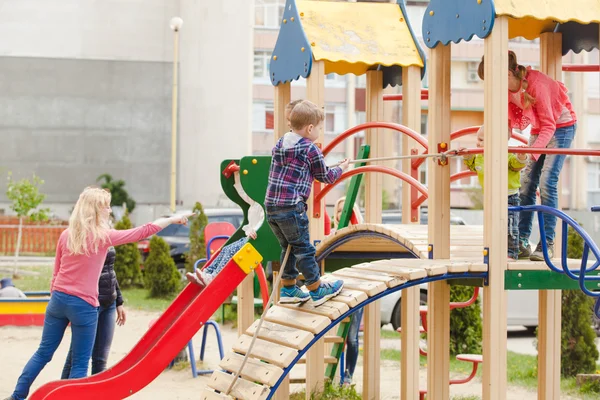 Crianças no parque infantil — Fotografia de Stock