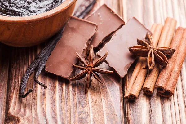 Chocolate with spices — Stock Photo, Image