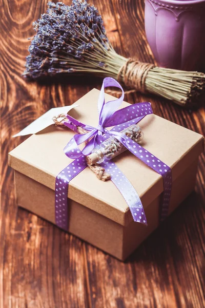 Lavendel-Geschenkbox — Stockfoto