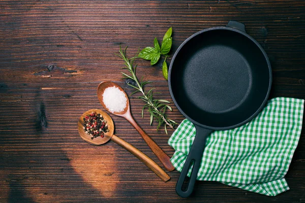 Padella ed erbe aromatiche — Foto Stock