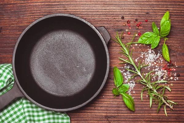 Scattered herbs and salt — Stock Photo, Image