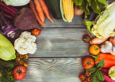 Tahta masada sebzeler