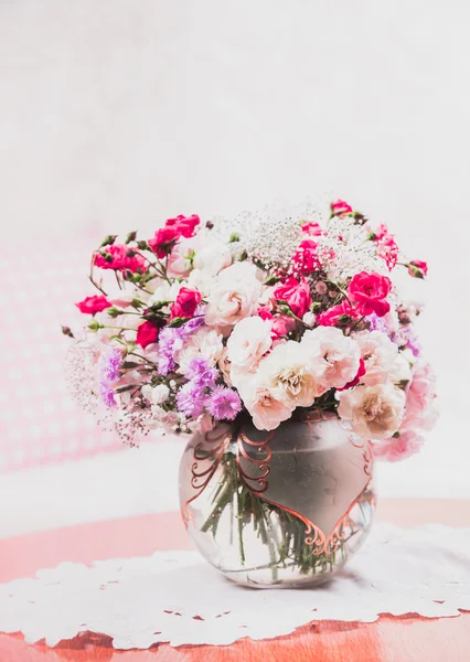 Buquê de flores na mesa — Fotografia de Stock