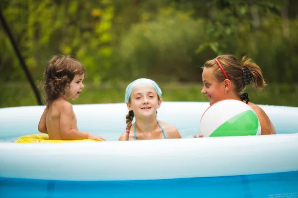 Mädchen im Schwimmbad — Stockfoto