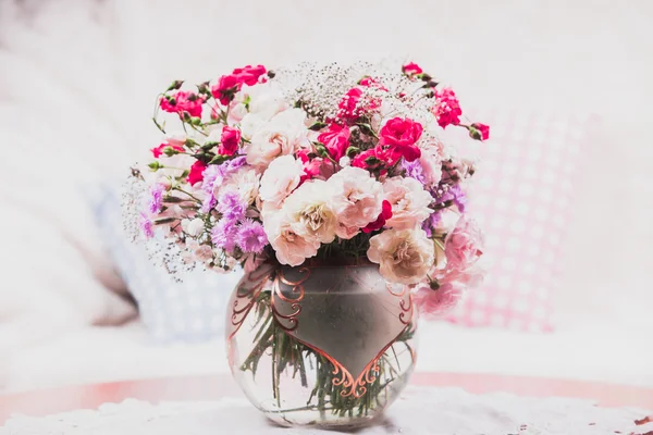 Mazzo di fiori sul tavolo — Foto Stock